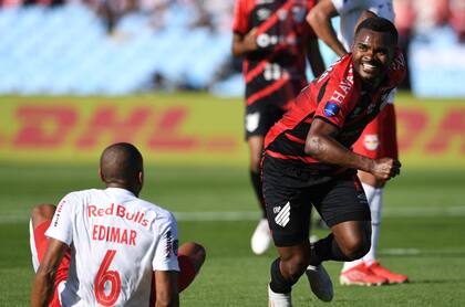 Nikao del Atlético Paranaense celebra tras anotar contra Red Bull Bragantino durante la final de la Copa Sudamericana, disputada en el estadio Centenario, de Montevideo.