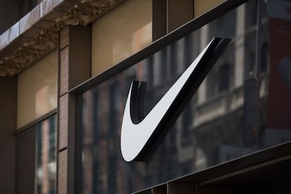 Nike, en el ojo de la tormenta: atletas estadounidenses denuncian que dejan de apoyarlas cuando quedan embarazadas.