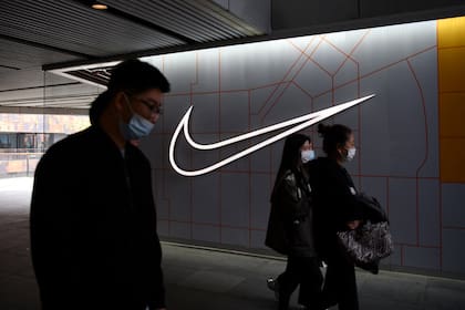 Nike, que fabrica sus zapatillas en Asia, advirtió en junio que los costos de sus productos se había disparado por el auge de la carga laboral