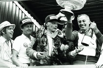 Niki Lauda acaba de enterarse de la muerte de Pryce y del auxiliar de pista en el podio de Kyalami: fue su primera victoria después del accidente de Nürburgring 1976