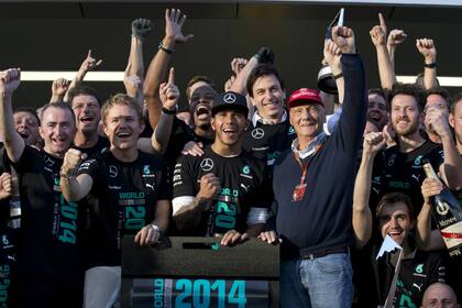 Niki Lauda celebra junto a Nico Rosberg, Lewis Hamilton, Toto Wolff y el resto del equipo Mercedes celebran el triunfo del piloto inglés en Rusia 2014.