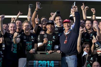 Nico Rosberg, Lewis Hamilton y Niki Lauda celebran el Mundial de Constructores que Mercedes logró en 2014; los motores de Brixworth ganaron 10 de los últimos 12 campeonatos