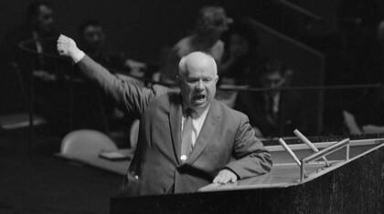 Nikita Kruschev reaccionó ante las acusaciones de que la URSS despojó de sus derechos a los países de Europa del Este.