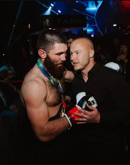 Nikita Mazepin, junto a Sergey Ponomarev, peleador de kickboxing ruso, en un evento de MMA el año pasado.