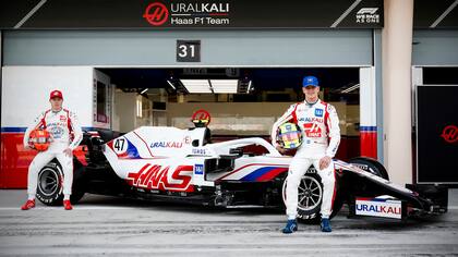 Nikita Mazepin y Mick Schumacher y el auto de Haas que recibió el patrocinio de Uralkali; la invasión de Rusia a Ucrania provocó la ruptura del contrato con la empresa y el comienzo del litigio