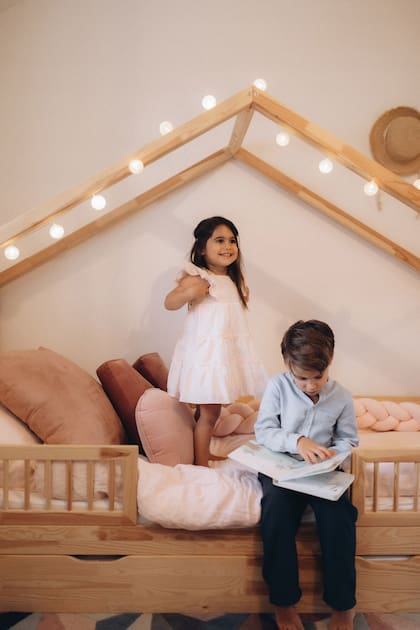 Nikita y Bastian en un rincón de su dormitorio.