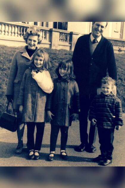 Nikki con sus padres y sus hermanos en 1969