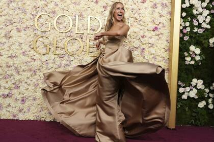 Nikki Glaser, divertida en la alfombra roja