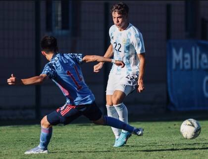 Niko Takahashi marca a Agustín Giay en el Torneo Maurice Revello 2022, en el que la Argentina finalizó en el 5to puesto