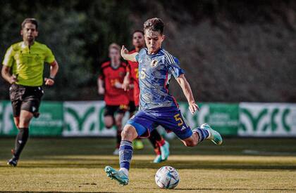 Niko Takashi con la camiseta de Japón; el futbolista que deslumbra en La Masía jugará el Mundial representando al país nipón, a pesar de las gestiones de AFA.