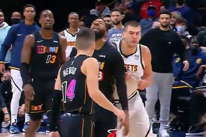 Nikola Jokic carga contra Morris con un codazo por la espalda; se fue expulsado