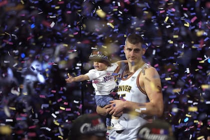 Nikola Jokic celebra con su hija Ognjena tras la victoria por 94-89 de los Nuggets para consagrarse campeones de la NBA