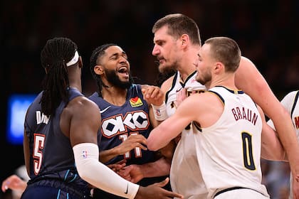 Nikola Jokic confronta a Luguentz Dort (5) luego de recivir una falta desleal y llegan Isaiah Joe (11) y Christian Braun para intentar calmar los ánimos, sin mucha eficacia