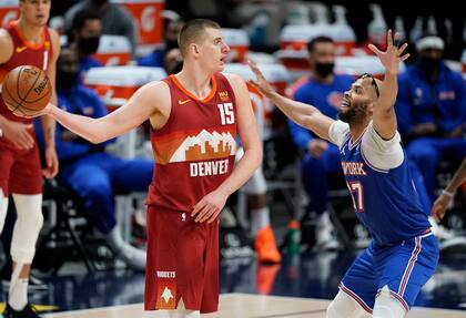 Nikola Jokic, de Denver, tiene movimientos lentos y poco ortodoxos por momentos, pero es insuperable