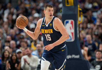 Nikola Jokic, la estrella de Denver Nuggets, los campeones que abren el juego en la temporada de la NBA ante Los Angeles Lakers. (AP Foto/David Zalubowski)