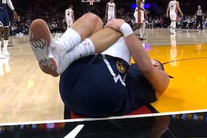 Así fue la lesión de la súper estrella Nikola Jokic, que podría dejarlo fuera de la NBA toda la temporada