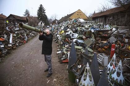 Nikola Macura, un artista serbio convierte las armas en instrumentos