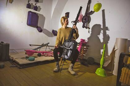 Macura fabricó un violonchelo usando una bazuca y un contenedor de gas