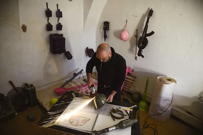 Nikola Macura, un artista serbio convierte las armas en instrumentos