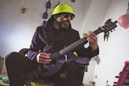 Con un fusil Zastava M70 y un casco del ejército yugoslavo, el artista serbio creó una guitarra