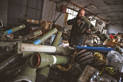 Nikola Macura, un artista serbio convierte las armas en instrumentos