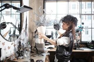 Quién es la diseñadora argentina que con sus sombreros deslumbra a las casas de moda inglesas