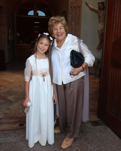 Nilda González, madre de Diego Simeone, felicitó a su nieta a la salida de la misa