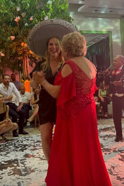 Nilda y su hija Carla bailaron divertidas al compás de los marichis.