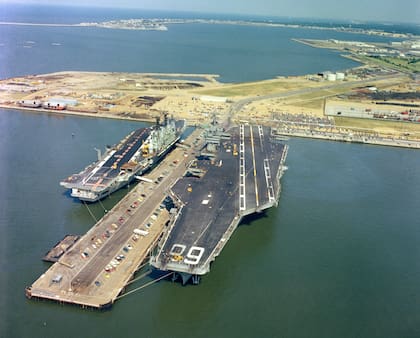 Nimitz (derecha) junto al HMS Ark Royal en la Estación Naval de Norfolk en agosto de 1978