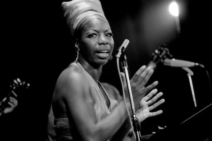 Nina Simone fue una artista innovadora que desafió las convenciones musicales de su tiempo. Fusionó una variedad de géneros musicales, incluyendo el jazz, el blues, el soul y la música clásica