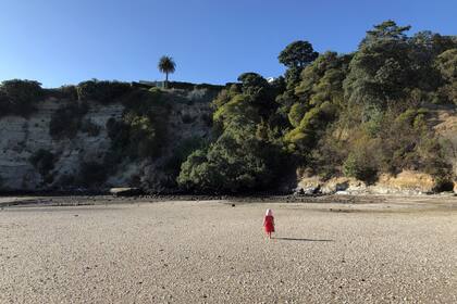 Nina, argentina nacida en Nueva Zelanda, en un paseo junto a su familia por la playa de su barrio.