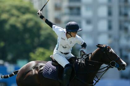 Nina Clarkin, a punto de lanzar el bochazo con su taco 
