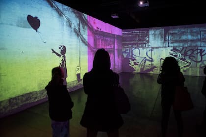 Niña con globo, una de las obras más conocidas de Banksy, proyectada en pantalla 360° en La Rural