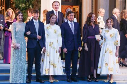 Nina contó con dos damas de honor, sus sobrinas políticas, Ana María (18) y Amelia (14), hijas de Alexia de Grecia y Carlos Morales Quintana. Las jóvenes vistieron trajes de Emilia Wickstead, una de las diseñadoras preferidas de Kate Middleton.