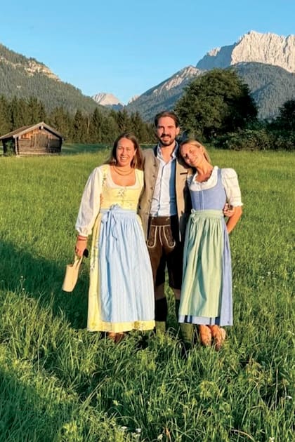 Nina Flohr y su marido, el príncipe Philippos de Grecia y Dinamarca (vestido con un tradicional lederhosen), con su sobrina, Olympia de Grecia.