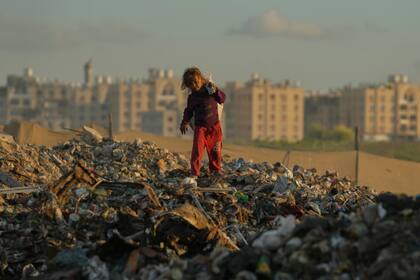 Niña palestina en un vertedero junto al campamento improvisado donde su familia se refugia, en Khan Younis, al sur de la Franja de Gaza, el martes 30 de septiembre de 2025