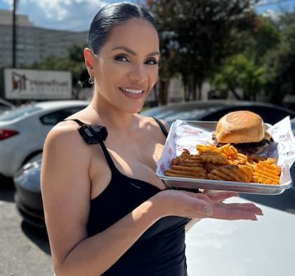 Nina Santiago se dedica a compartir sus reseñas de comida en las redes sociales (Instagram/@ninaunrated)