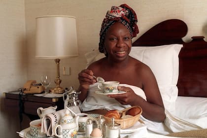 Nina Simone desayunando en el hotel Juan-Les-Pins, durante el Jazz Festival de la Riviera Francesa, en 1988