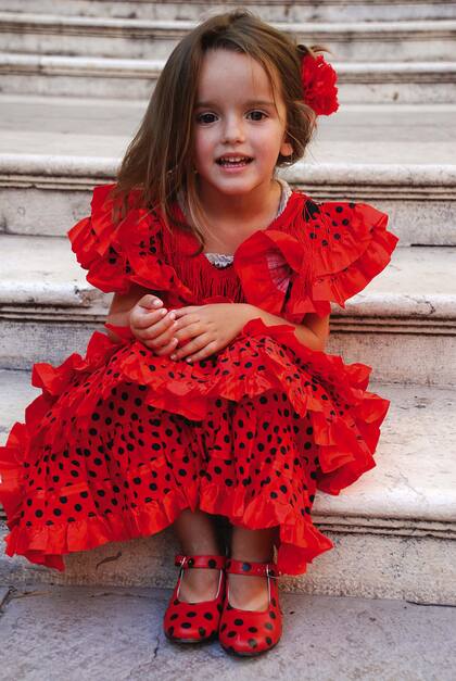 Niña vestida con típico traje flamenco.