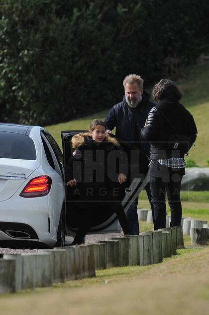 Nina y Diego llegando a la casa de unos amigos donde almorzaron el domingo pasado.