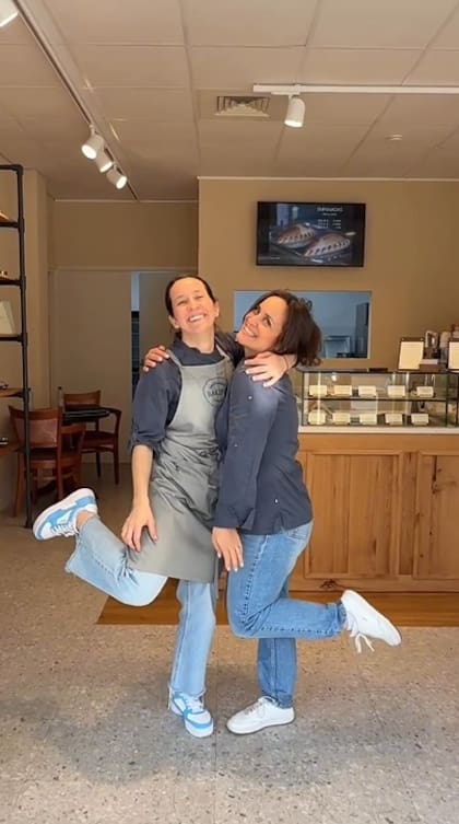 Nina y Marisol después de la visita de Máxima a su pastelería en Ámsterdam