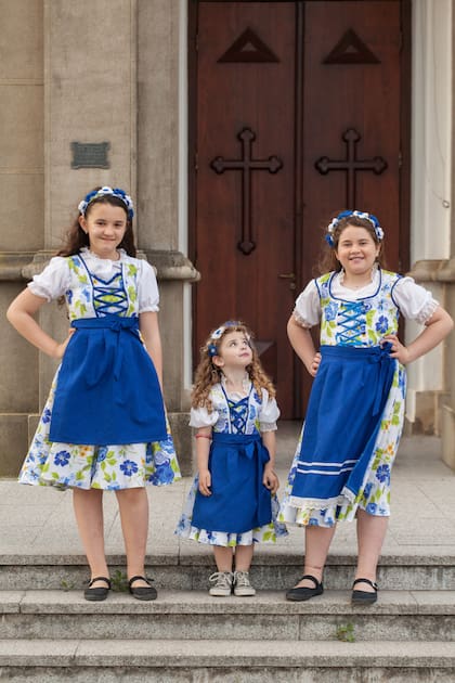Niñas descendientes de Alemanes del Volga con sus trajes típicos en Aldea Brasilera.