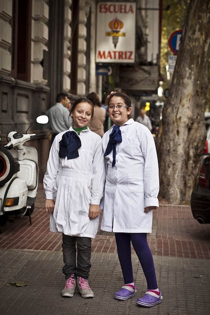 Niñas saliendo de la escuela en Montevideo.
