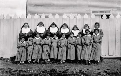 Niñas Selk’nam en “Nuestra Señora de la Candelaria”, Río Grande, Tierra del Fuego. 1902.