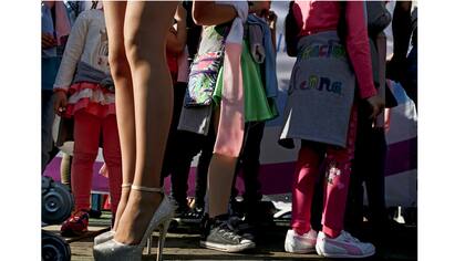 Niñas transexuales están de pie junto a un travesti durante una marcha del Orgullo Gay en Santiago, Chile.