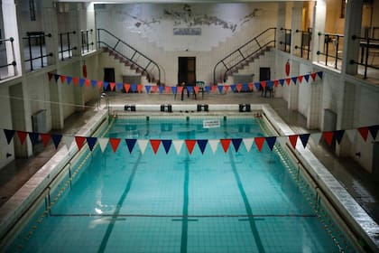 Ningún alumno egresa sin saber nadar. El natatorio climatizado es muy generoso en sus dimensiones.