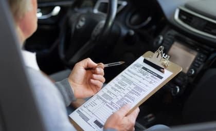 Ningún conductor debe manejar con la licencia de conducir vencida.