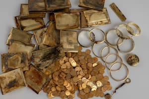 Ninguna de las monedas es de la zona, lo que desconcertó a los conservadores del museo (Foto: Gentileza Museo de Bohemia Oriental)