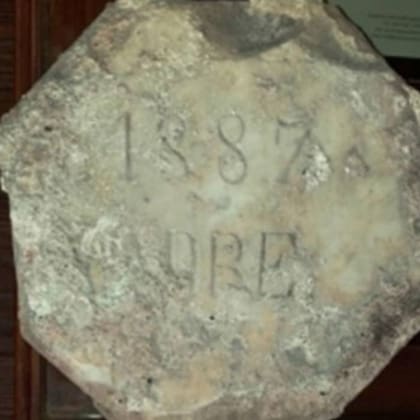 Ninguno de los trozos de lápidas hallados en el Museo Histórico Sarmiento tenían inscriptos los nombres de las personas fallecidas, lo que hace más difícil saber de qué cementerio procedían