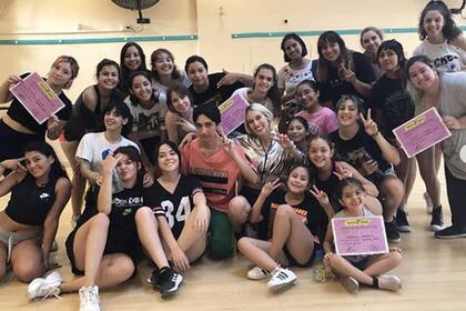 Nini en su faceta de profesora de baile junto a sus alumnas